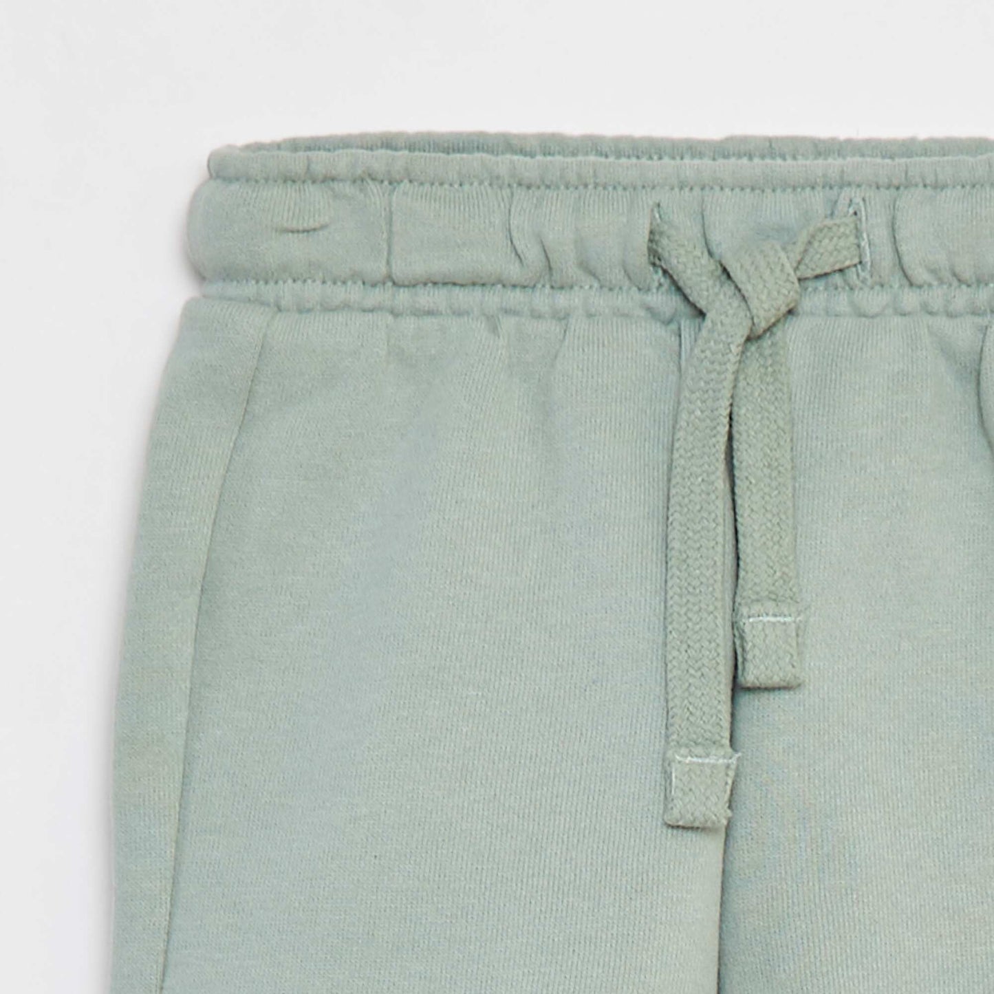 شورت قصير سادة بخصر مطاطي أخضر اللون الأخضر