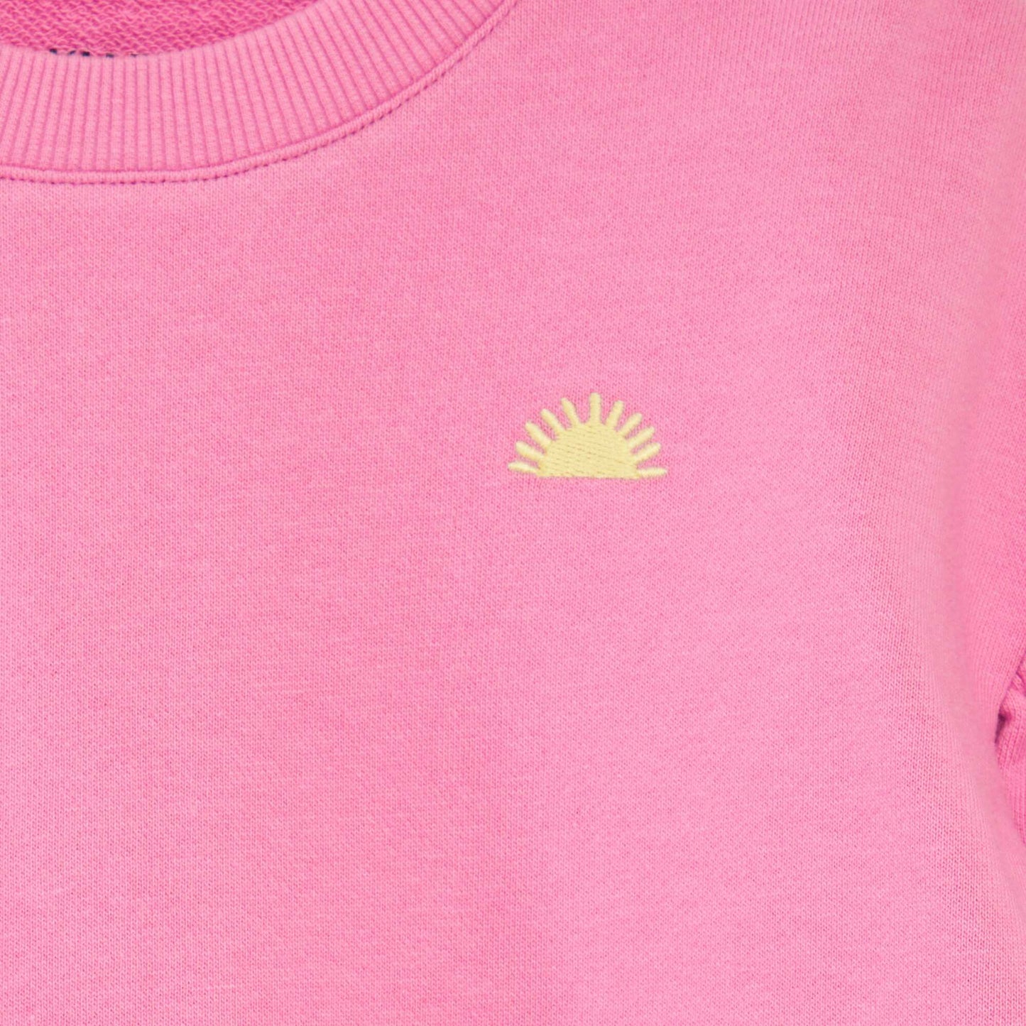 سويت شيرت بتطريز على الصدر أرجواني