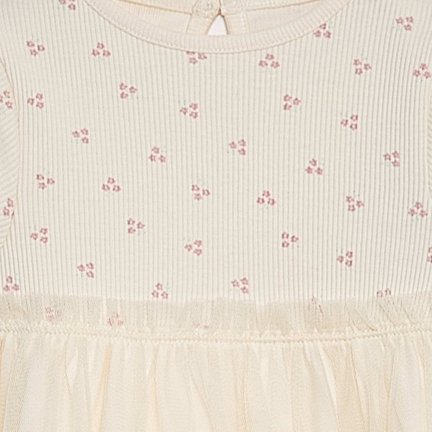 فستان بأكمام قصيرة مع تنورة من التل الأبيض