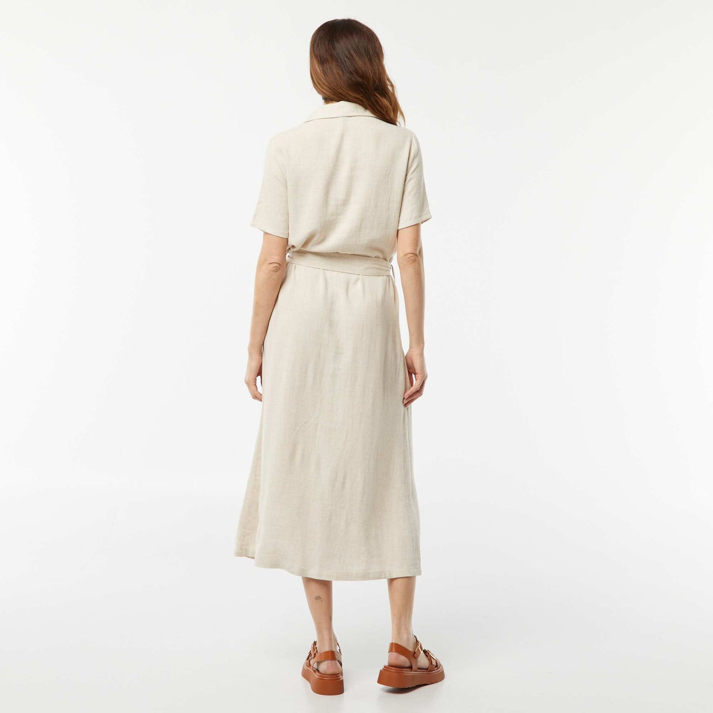 فستان طويل بأكمام قصيرة من مزيج الكتان الأبيض