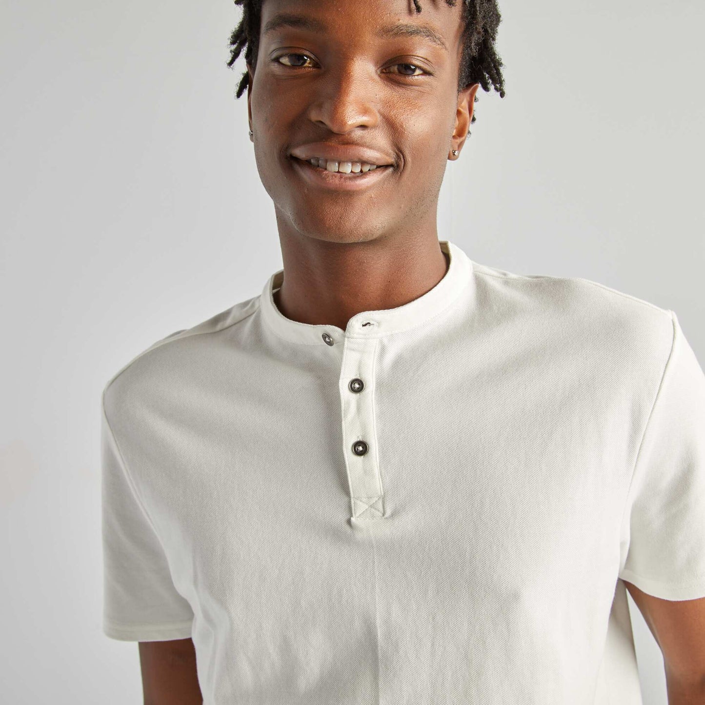 ياقة هينلي تيشرت بولو أبيض