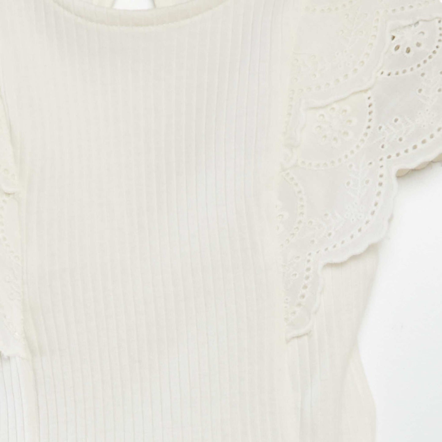 تي شيرت بأكمام مطرزة أبيض