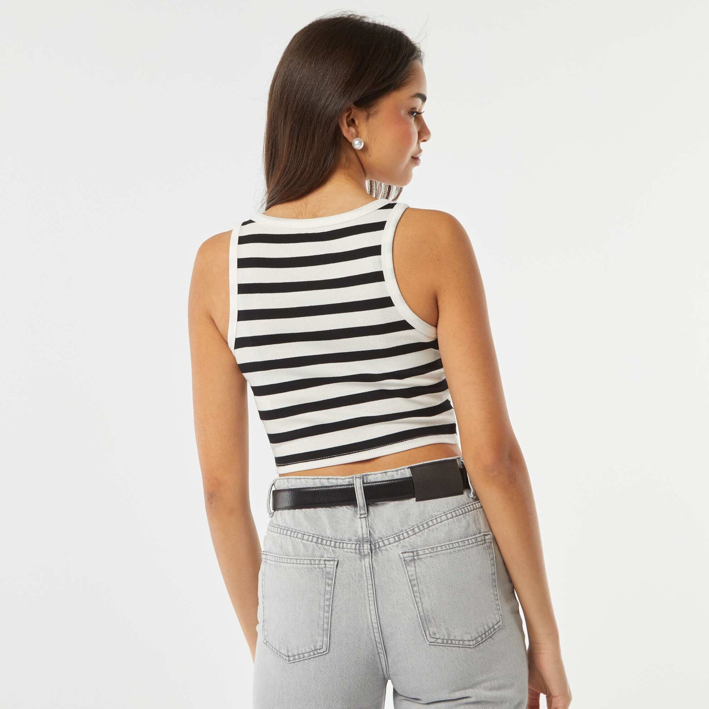 سترة علوية بأذرع مقصوصة من الأعلى أبيض