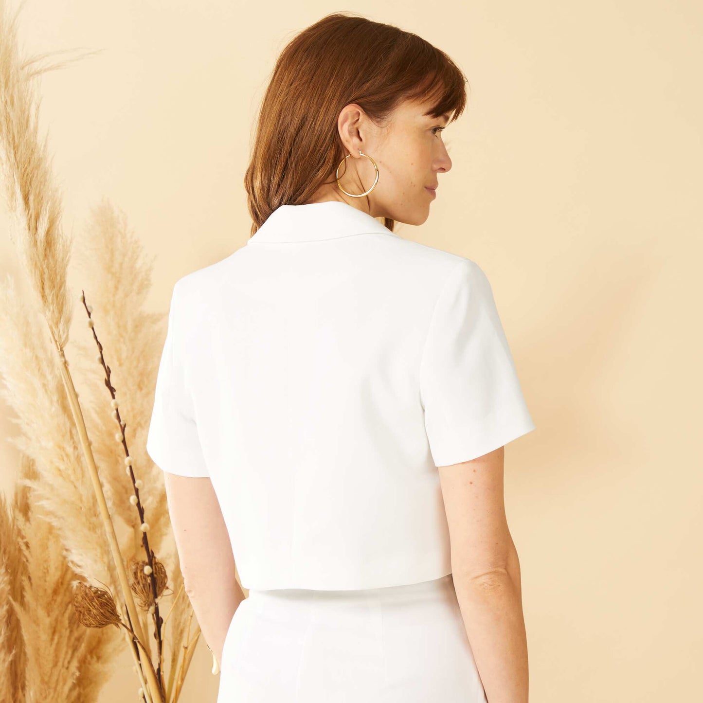 جاكيت قصير أبيض اللون أبيض