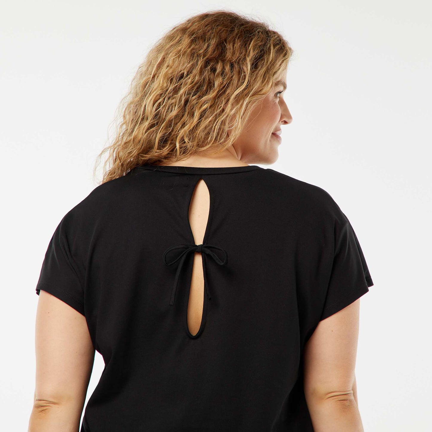 تي شيرت بأكمام قصيرة مع ظهر مفتوح باللون الأسود