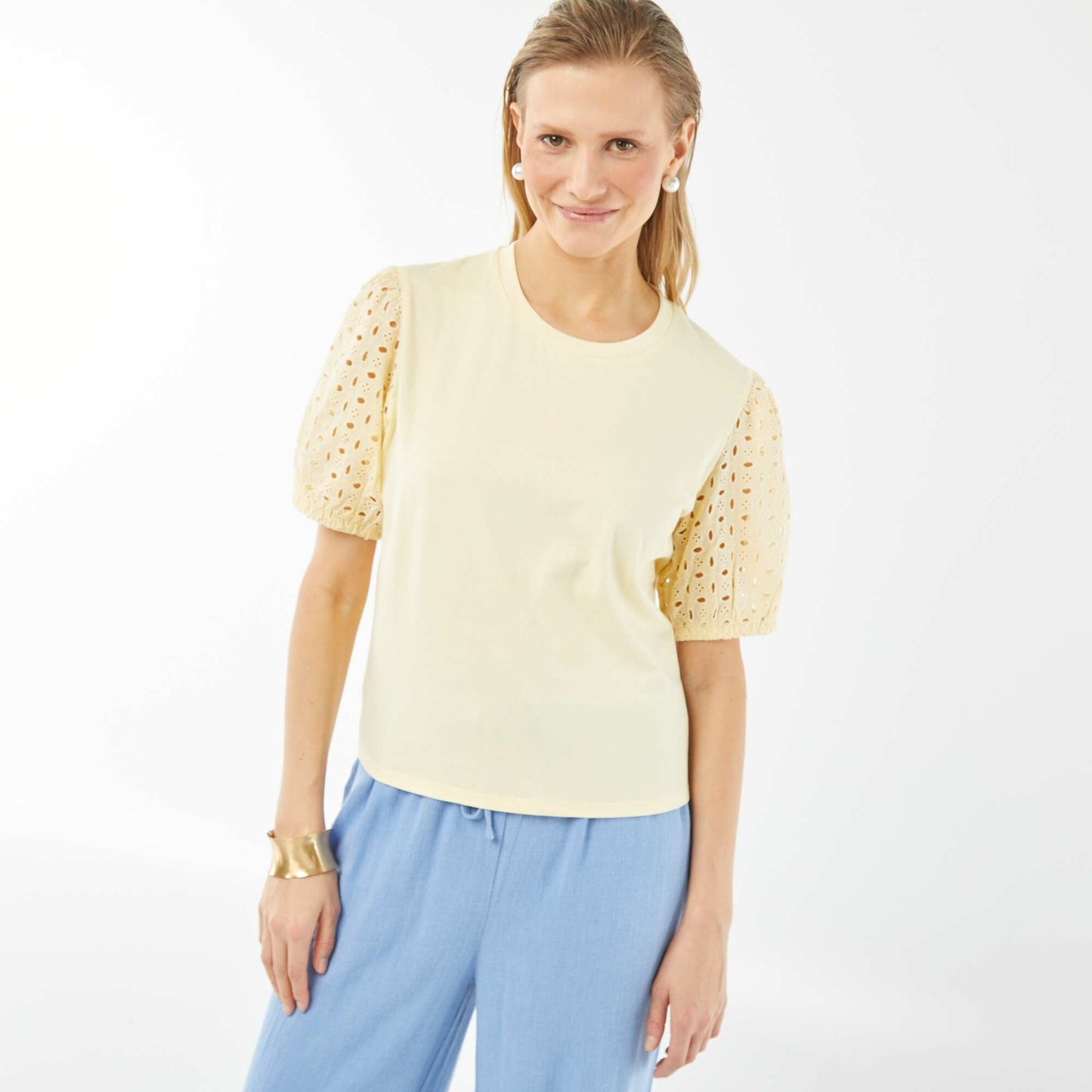 تي شيرت بأكمام قصيرة سادة مع برودري أنجليز أصفر