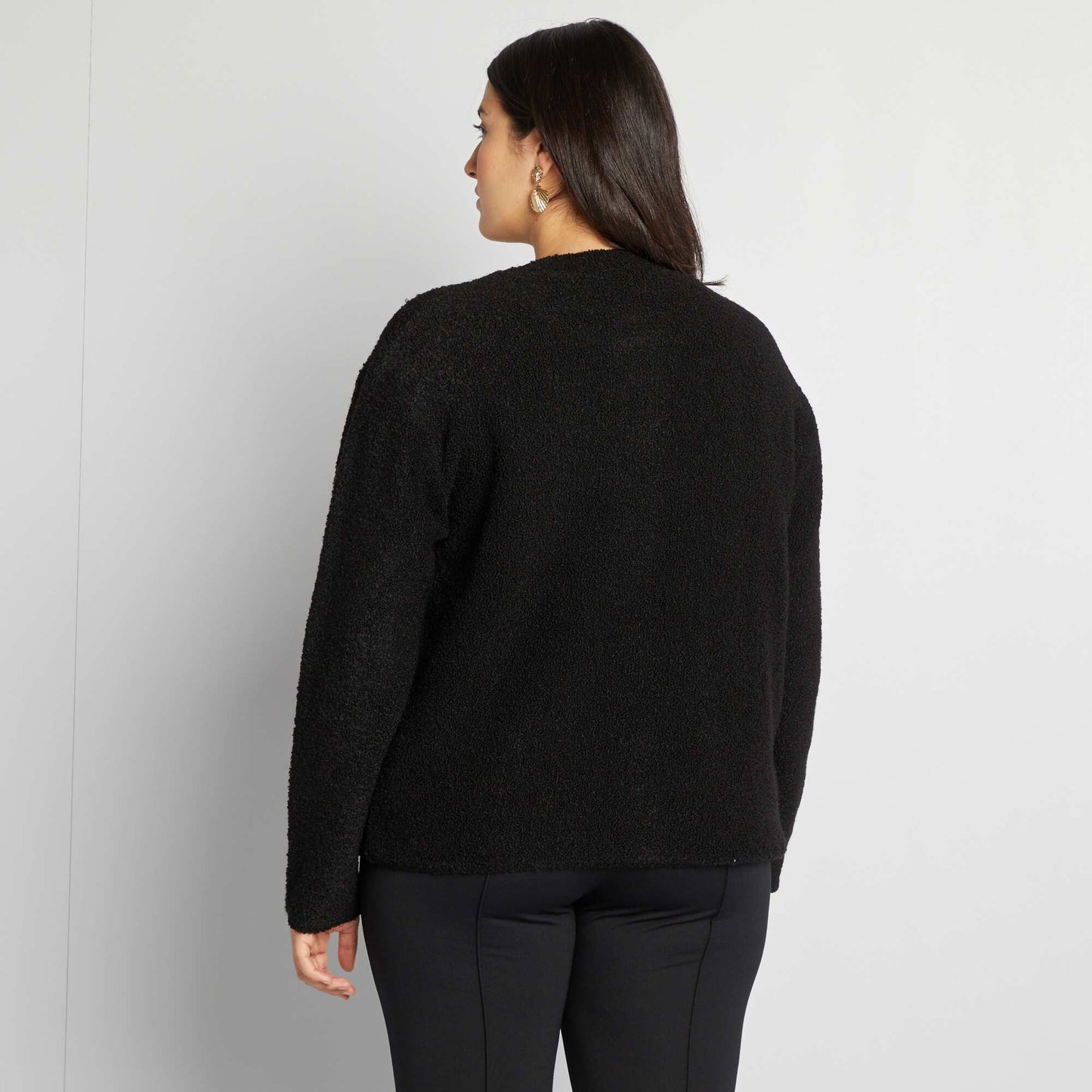 سترة صوفية من الصوف بأزرار ذهبية جميلة باللون الأسود