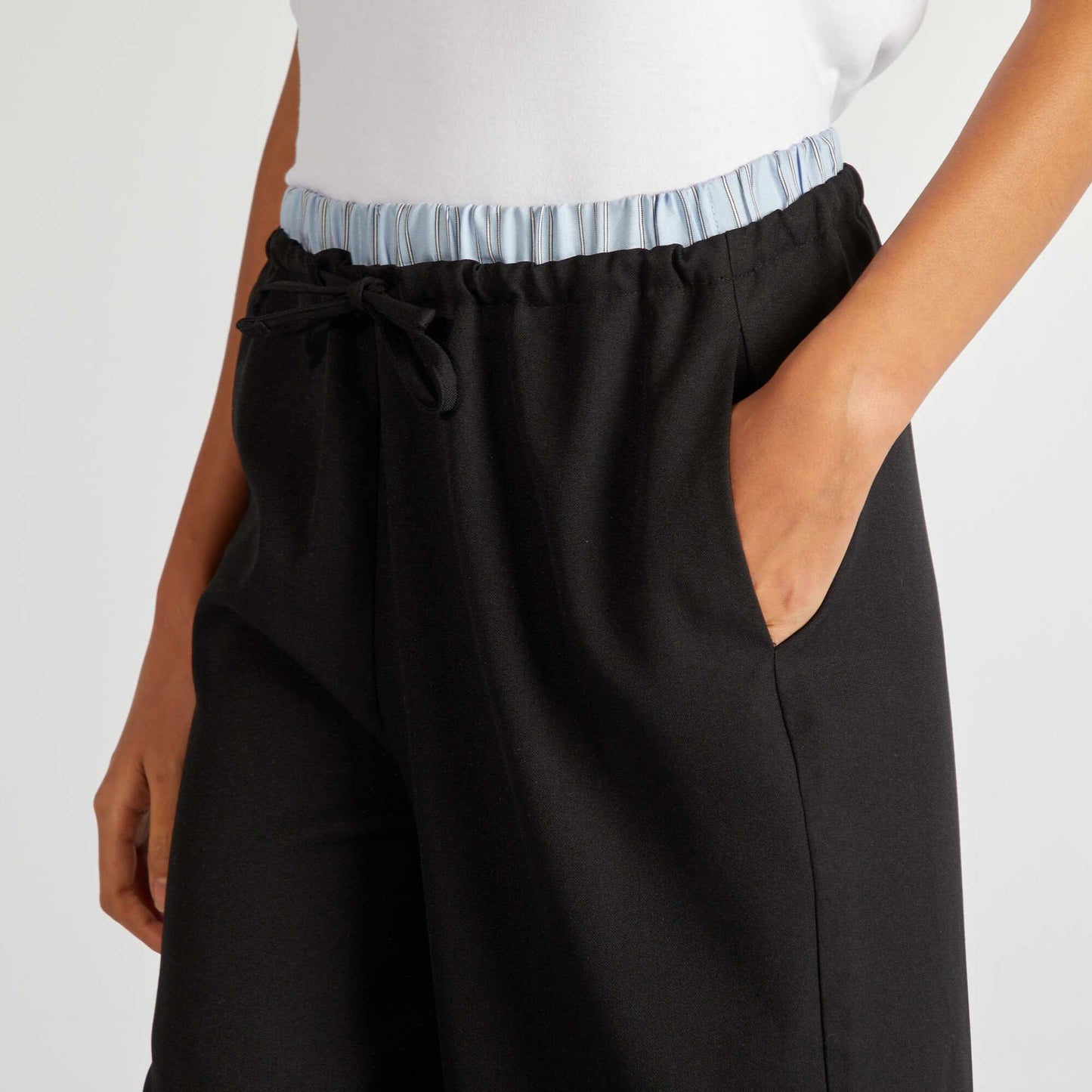 بنطلون واسع الساقين مع حزام خصر عريض مع حزام خصر ظاهر باللون الرمادي