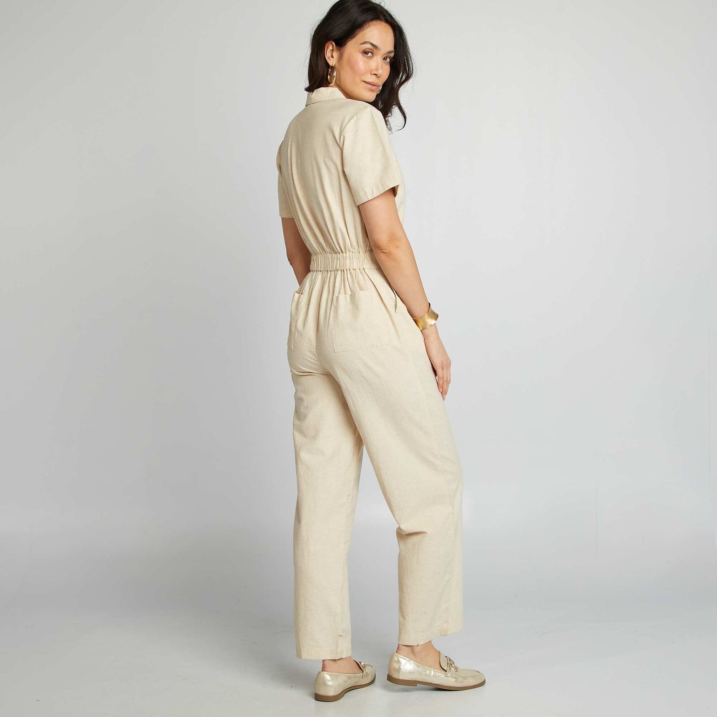 جمبسوت بأكمام قصيرة وجيوب أبيض