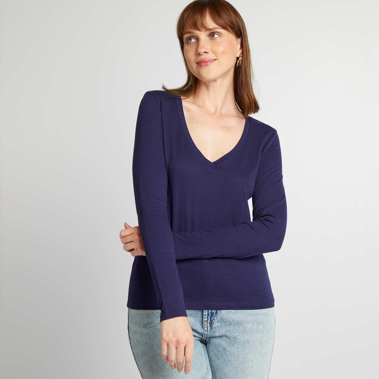 تيشرت الرقبة أزرق