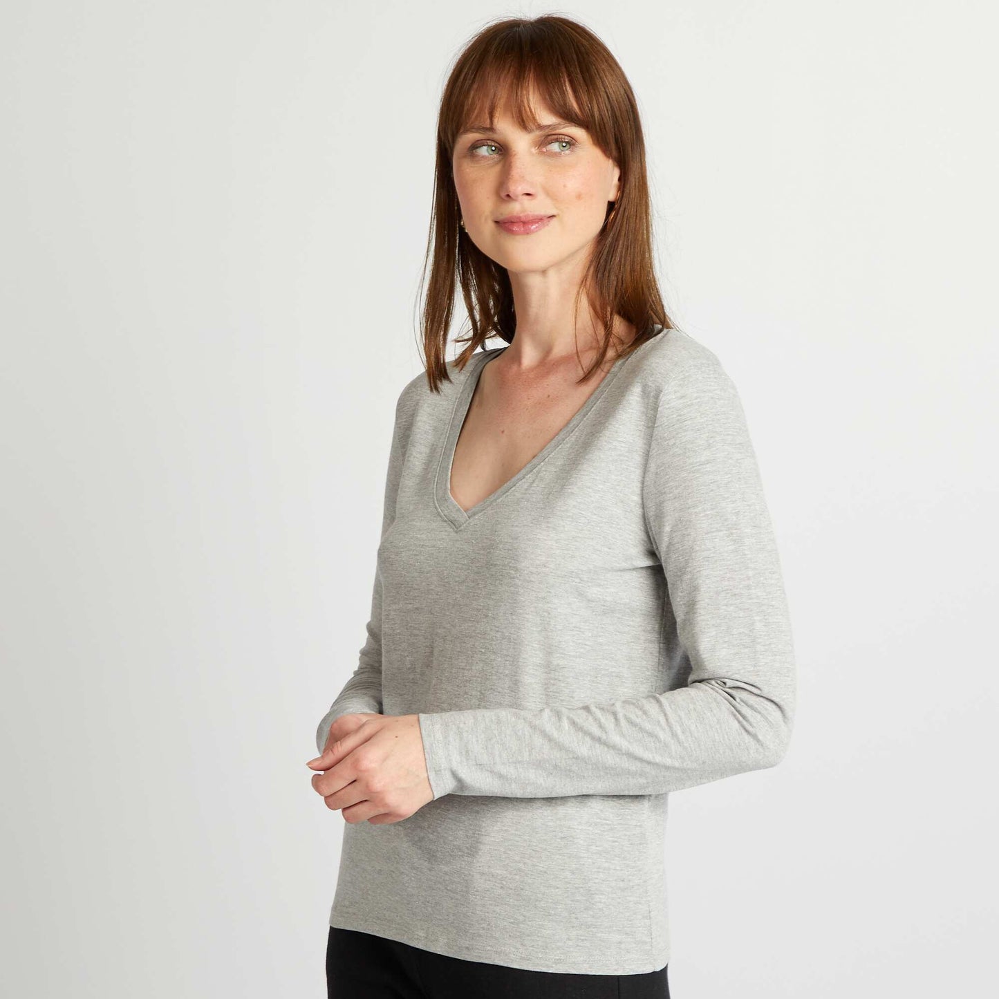 تي شيرت برقبة على شكل V رمادي