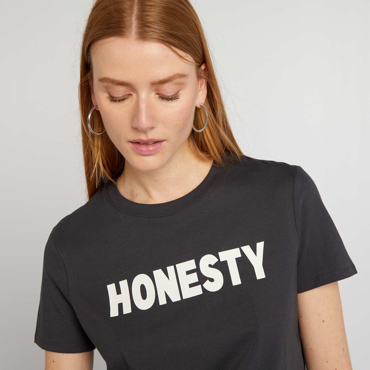 تي شيرت بقلب تصميم صديق للبيئة أسود