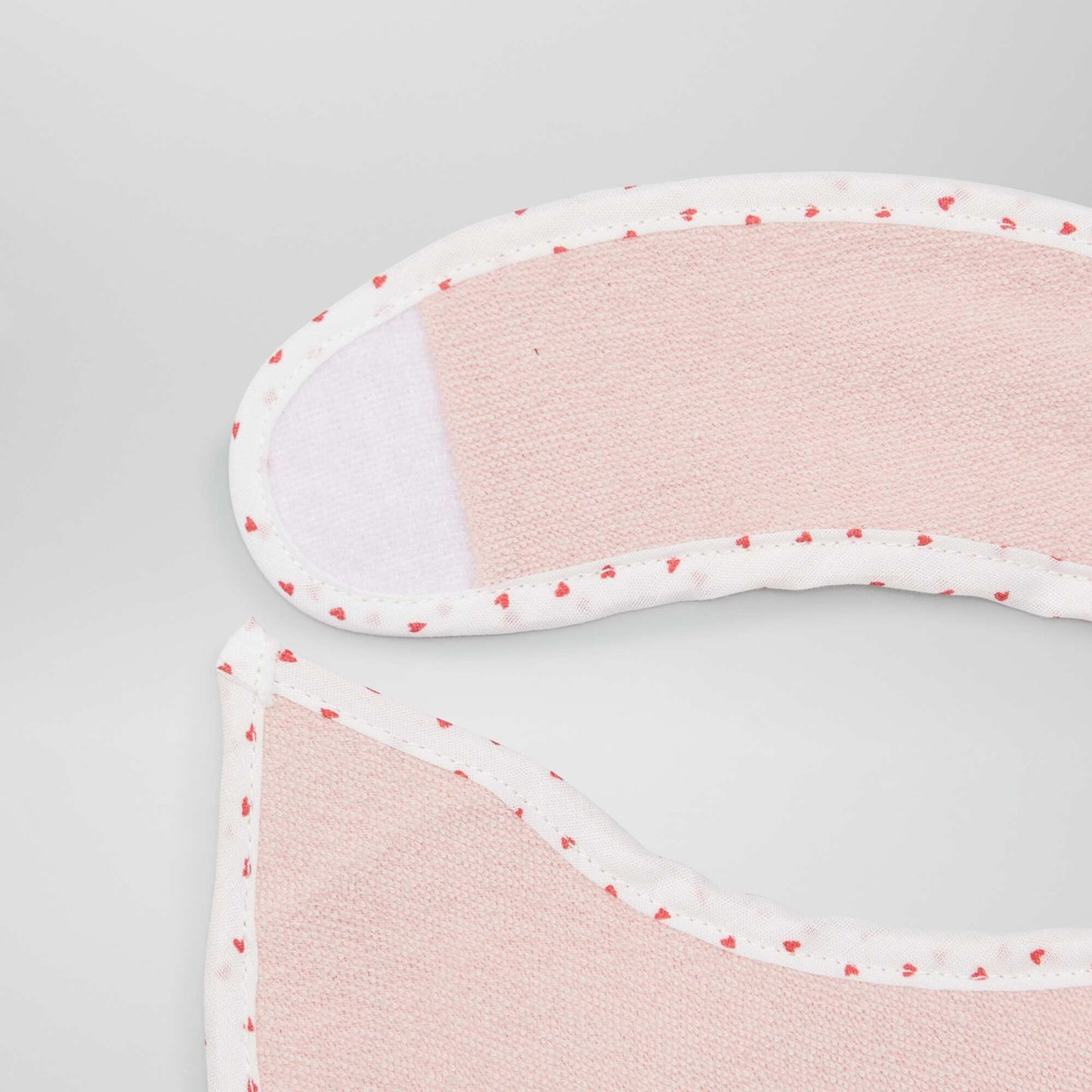 عبوة مكونة من 7 مرايل قطنية مع خطاف وحلقة للتثبيت باللون الأبيض