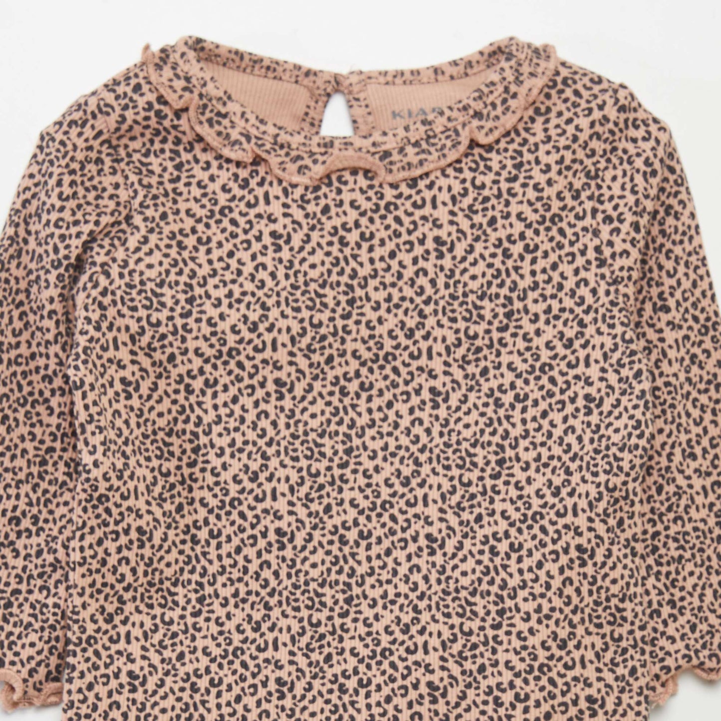 تي شيرت محبوك مضلّع بياقة مكشكشة بلون بني فاتح