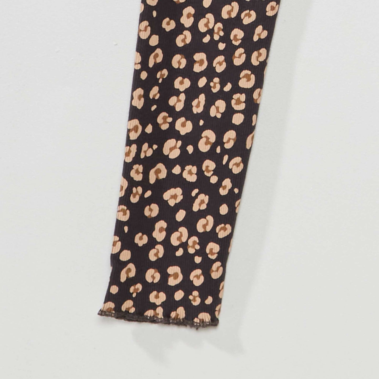 بنطال ضيق مطبوع من نسيج محبوك مضلع أسود