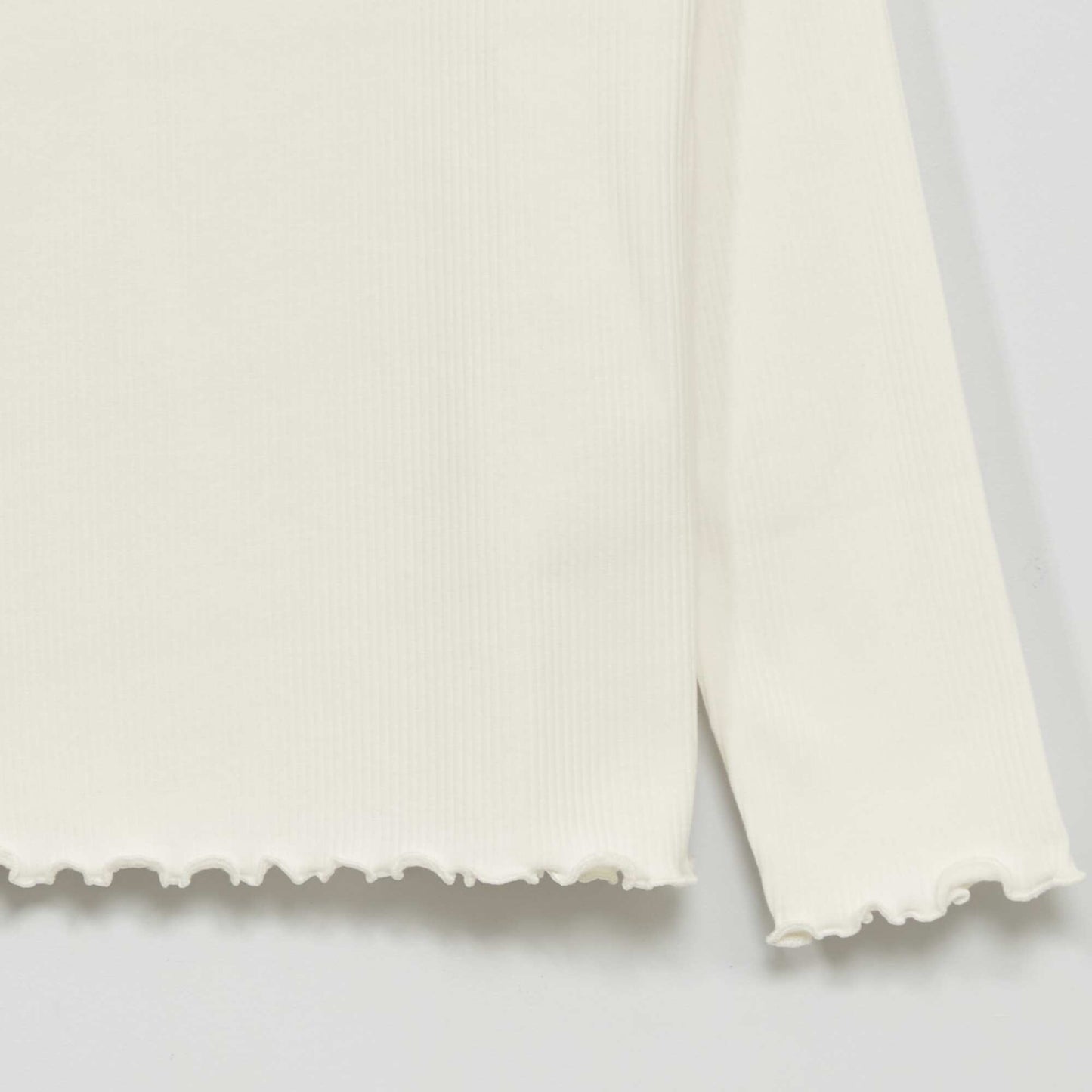 نسيج مضلع بأكمام طويلة تيشرت أبيض