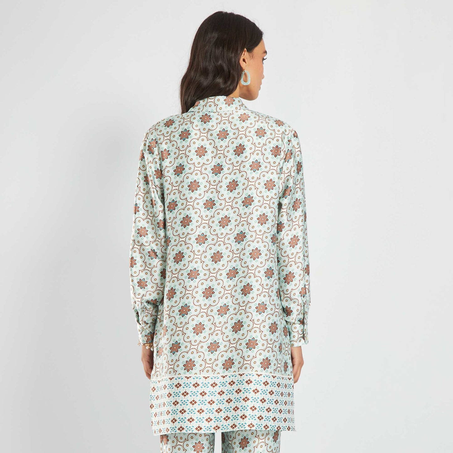 قميص ماندالا بتأثير الساتان أبيض