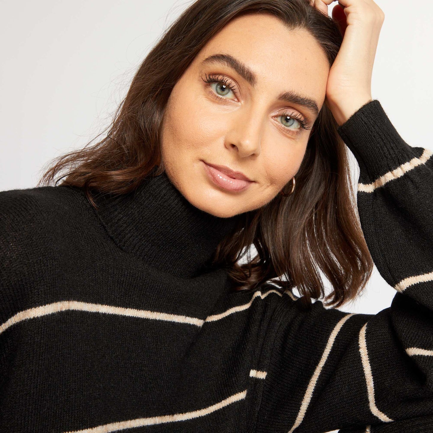 فستان كنزة بياقة عالية AOSTRIPE