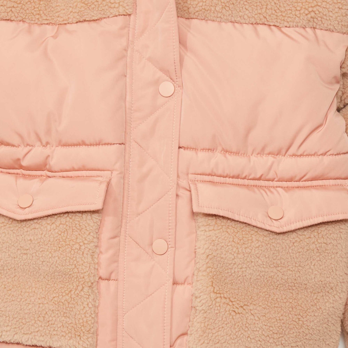 سترة مبطنة من مواد مختلطة مع غطاء للرأس أبيض