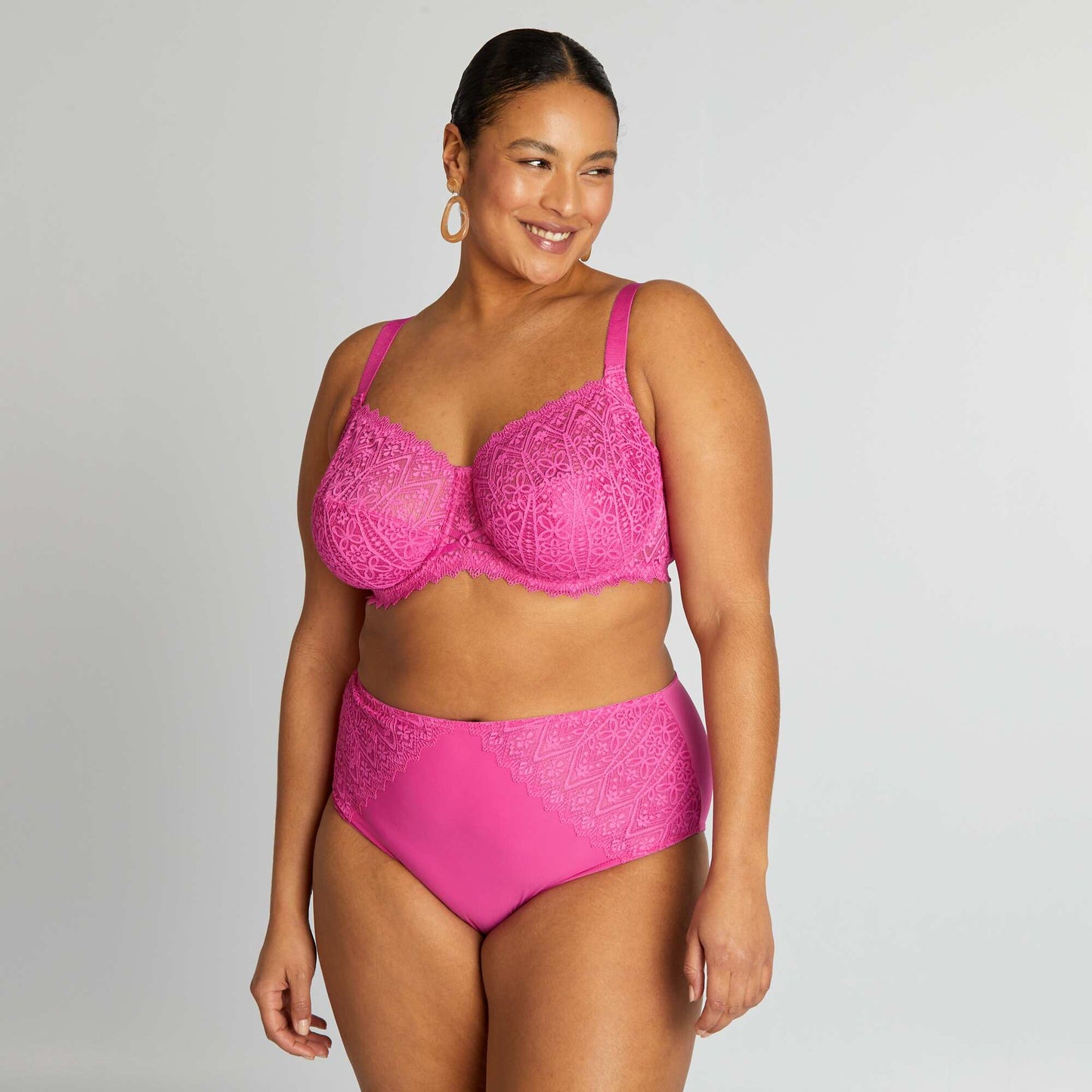 سراويل داخلية من الألياف الدقيقة والدانتيل باللون الوردي