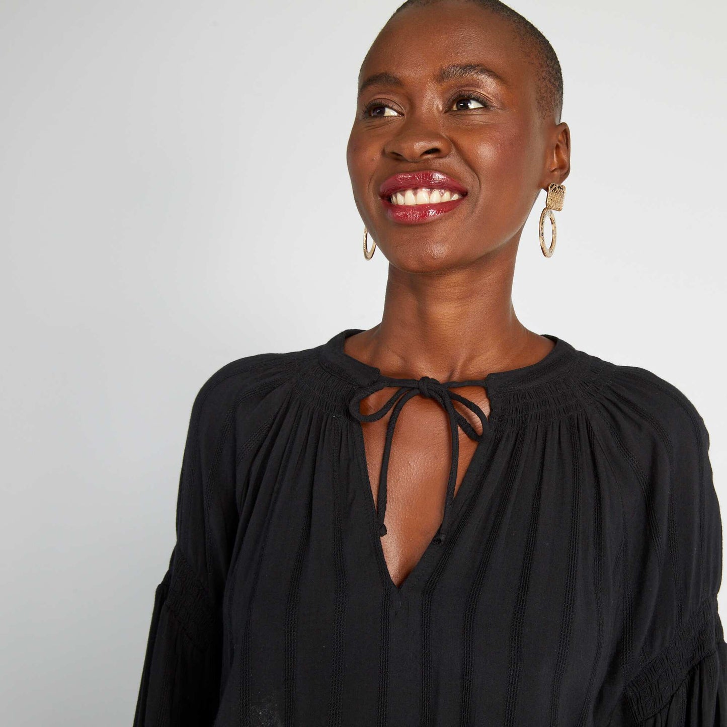 Puff-sleeved textured fabric blouse black