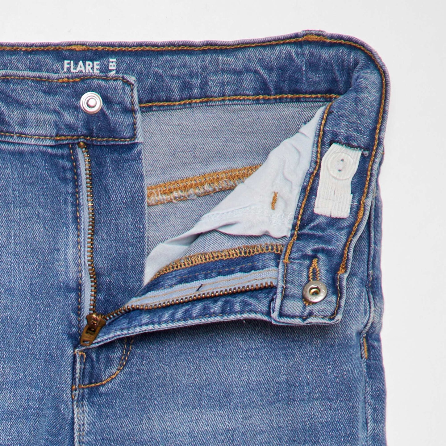 جينز واسع أزرق