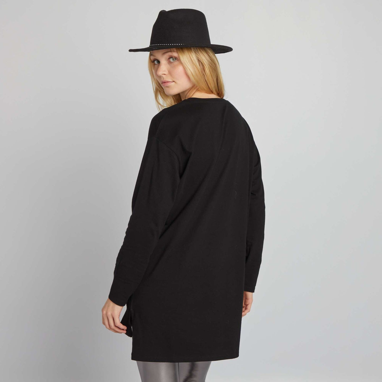 تي شيرت طويل أسود