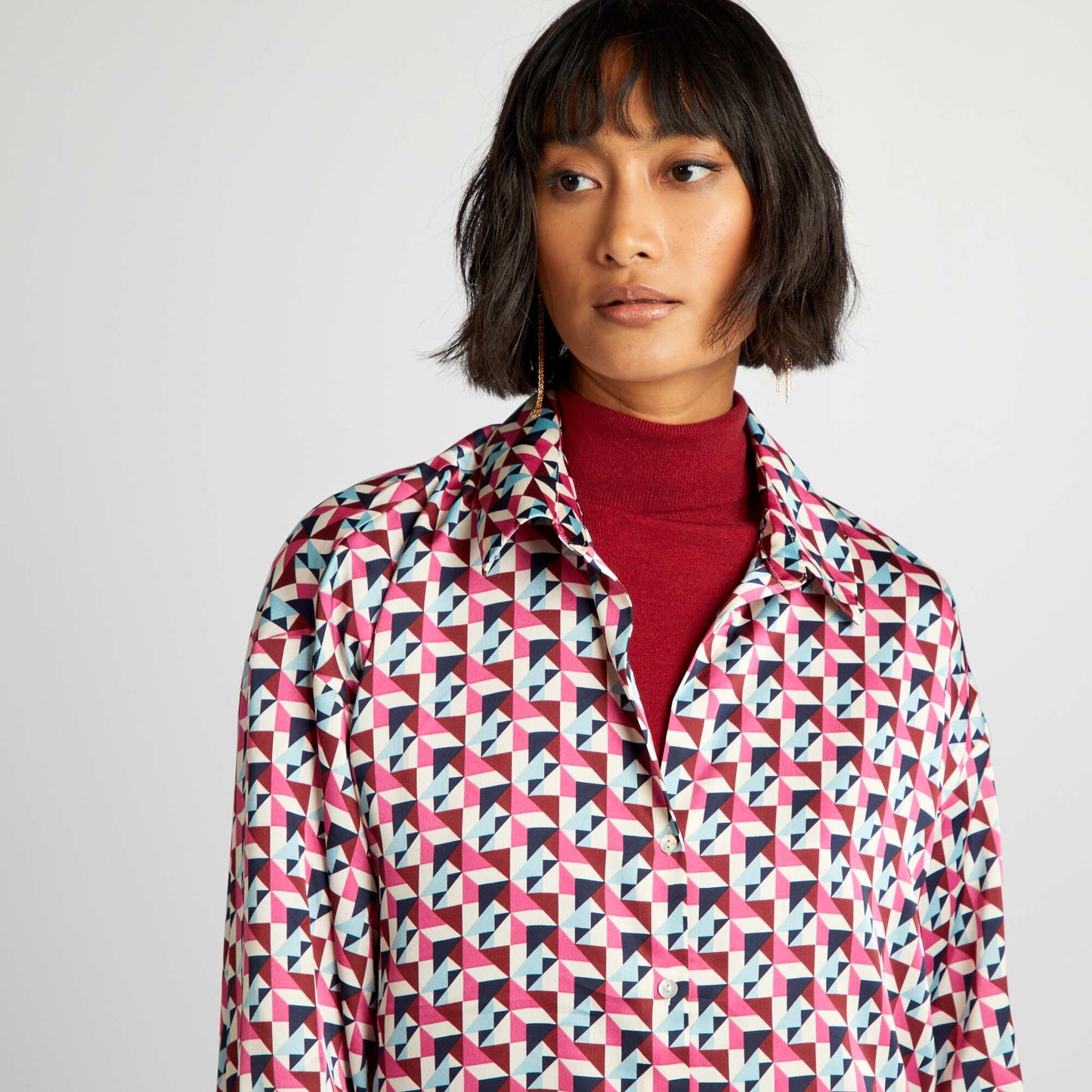 بلوزة بتأثير الساتان بيج