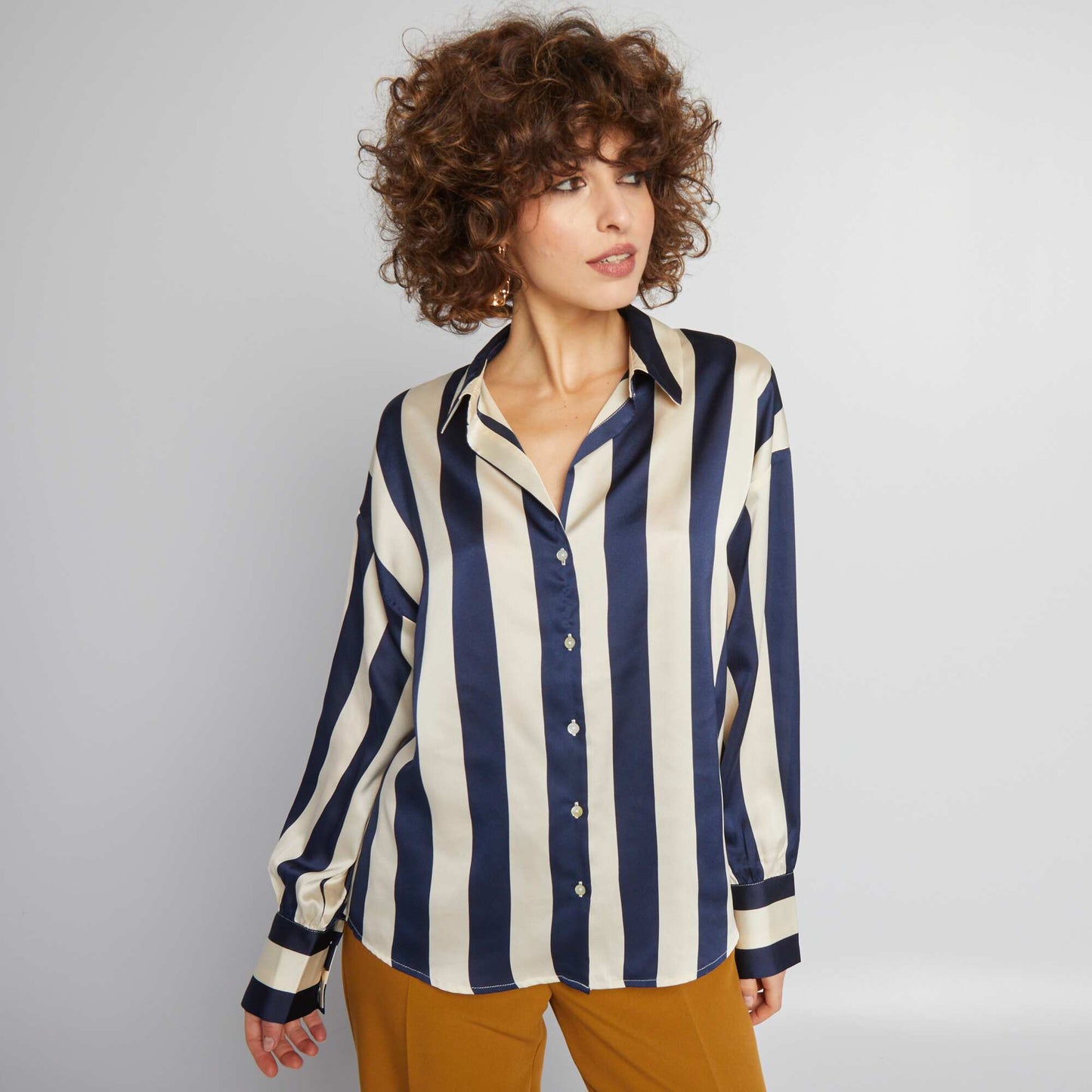 بلوزة بتأثير الساتان أزرق