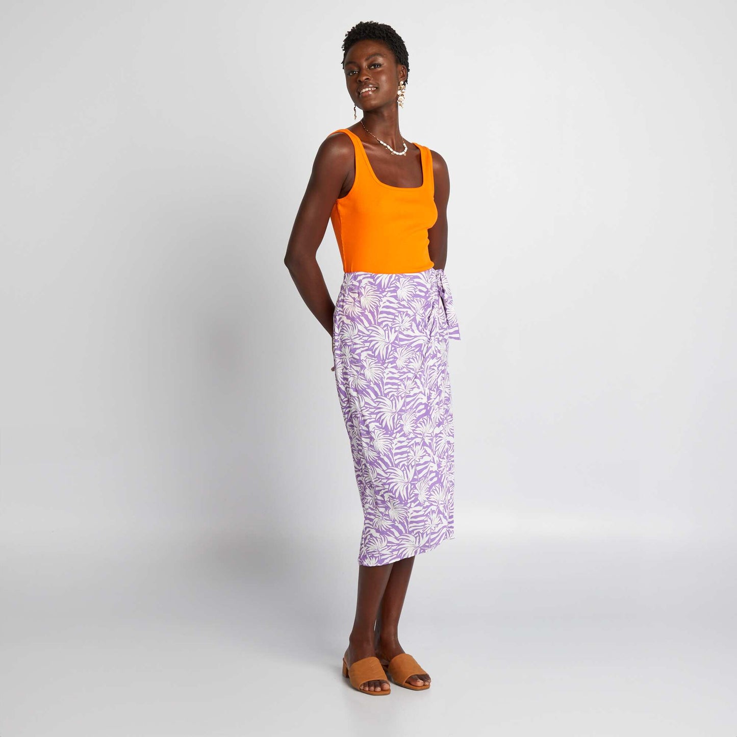 بذلة برقبة مربعة ومضلعة باللون البرتقالي