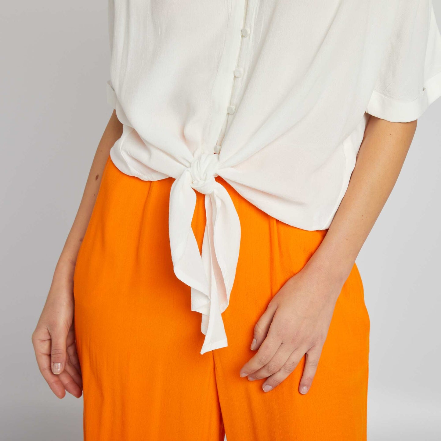 بلوزة بأكمام قصيرة برباط أبيض