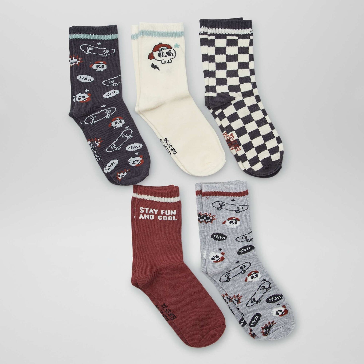 أزواج من الجوارب بني