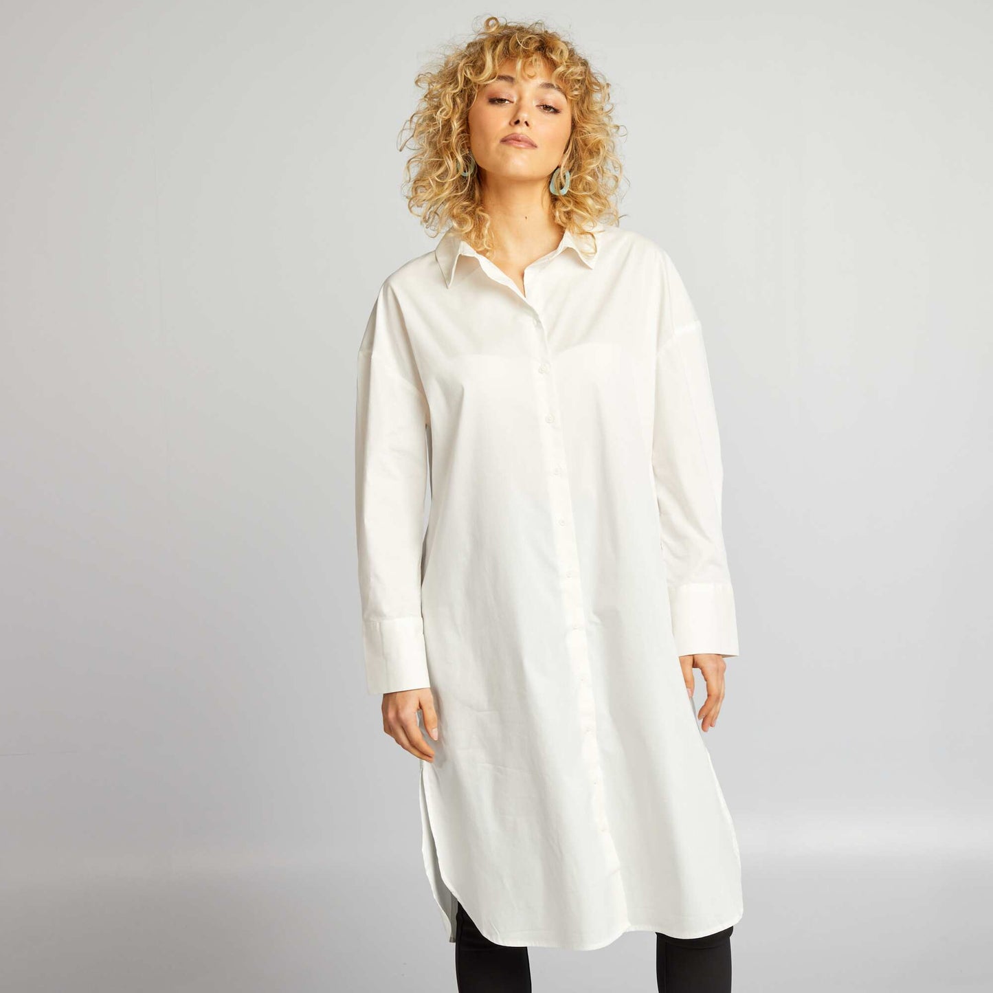 قميص طويل أبيض اللون أبيض