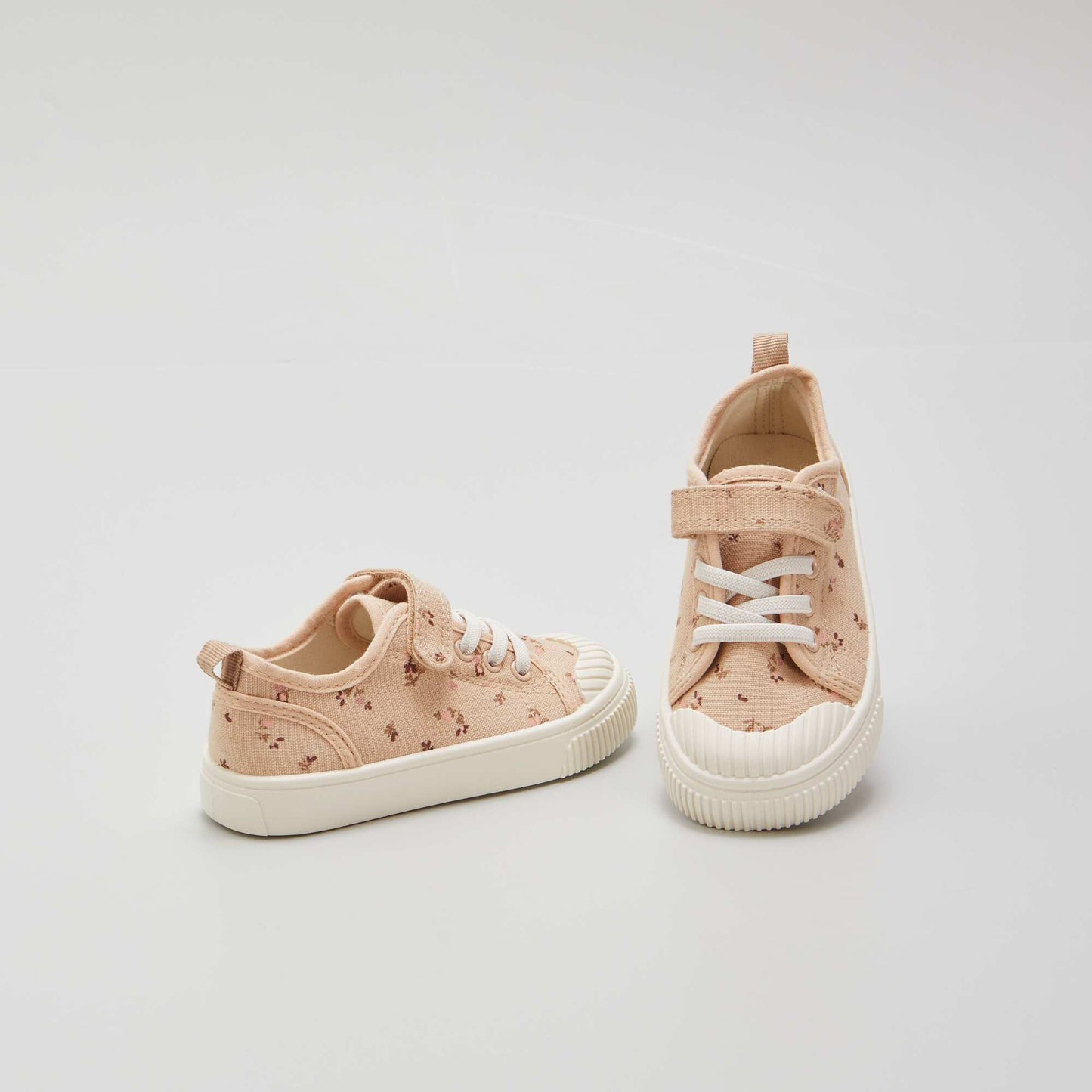 أحذية رياضية قماشية مع فيلكرو أبيض