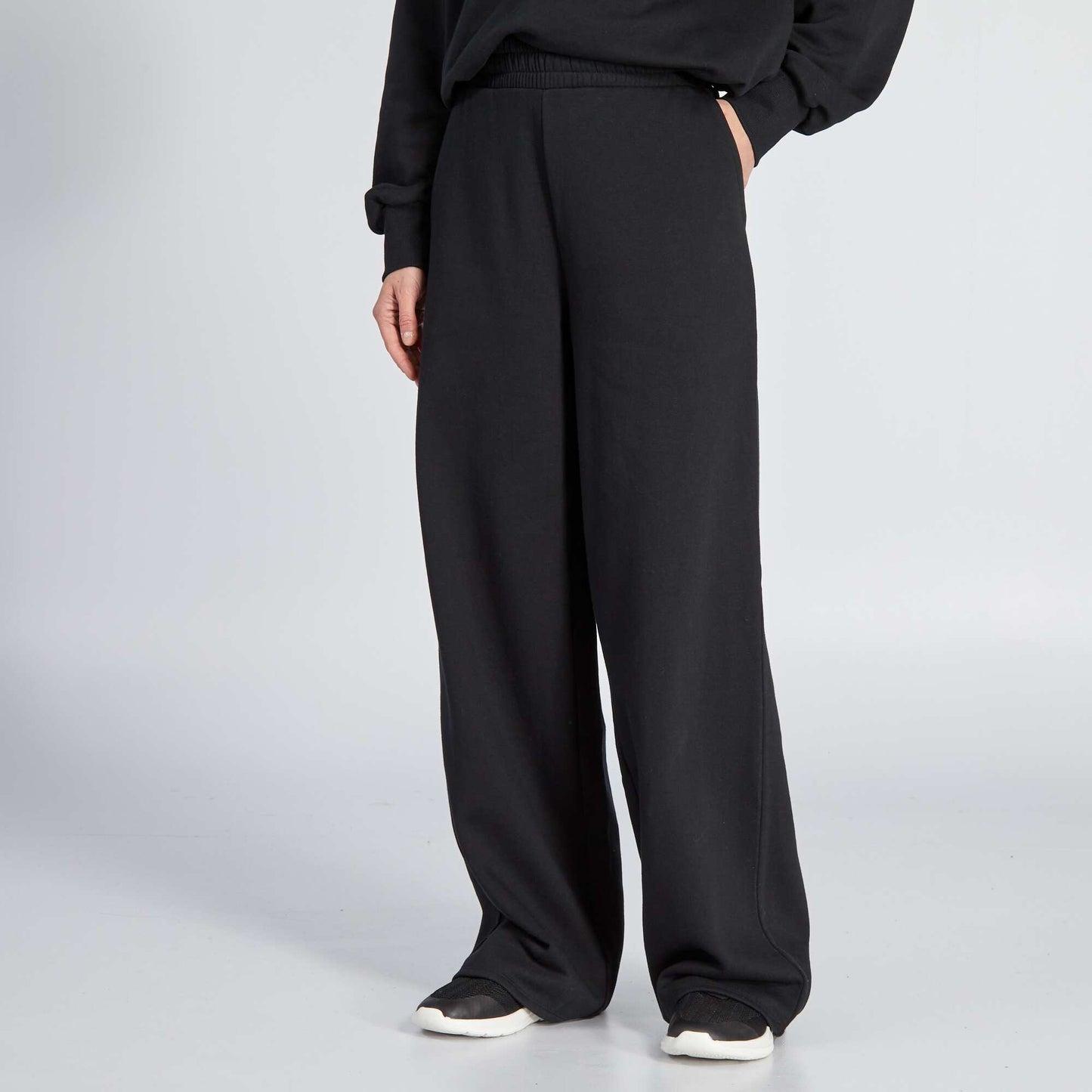 Loose-fitting joggers black