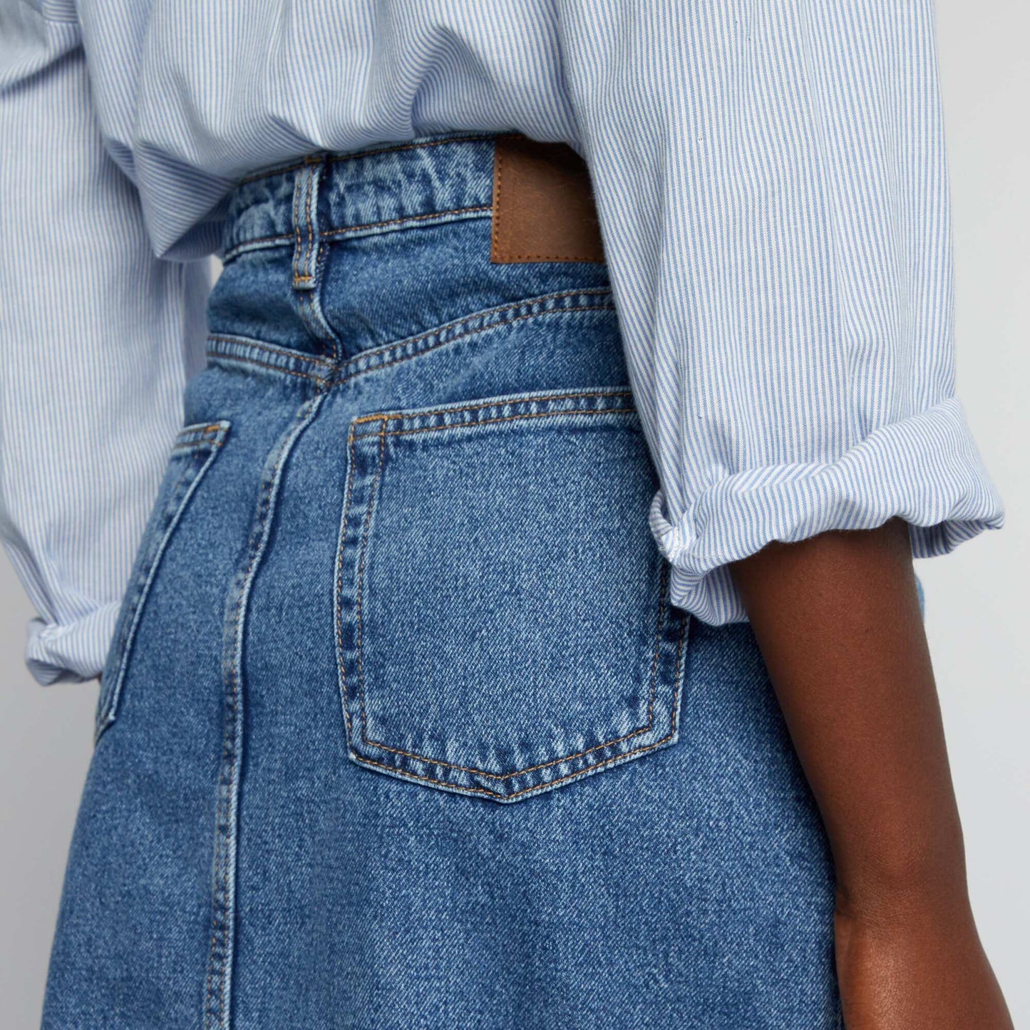 تنورة دنيم بفتحة زرقاء