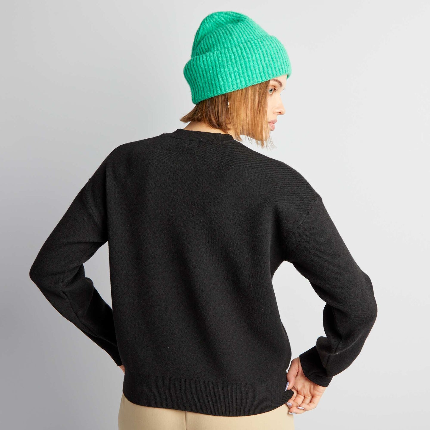 قافز بحروف سوداء