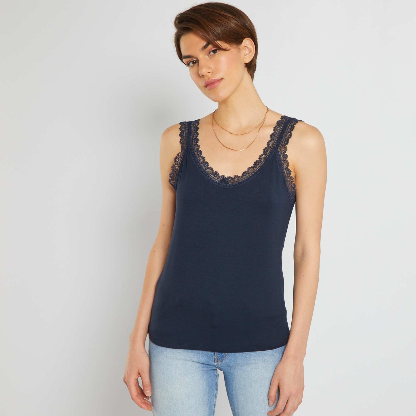 قميص قصير من الدانتيل أزرق