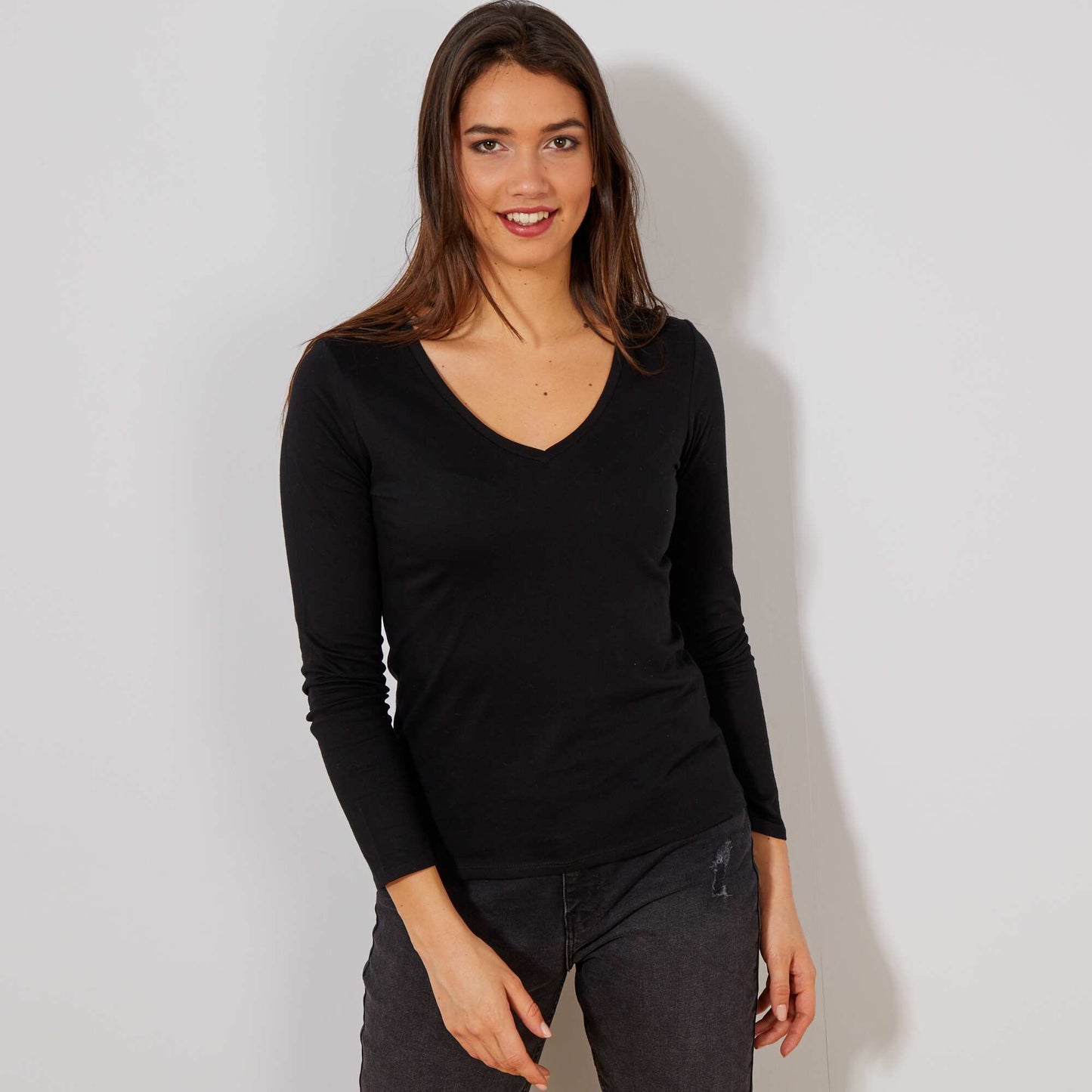 ا تيشرت الرقبة أسود