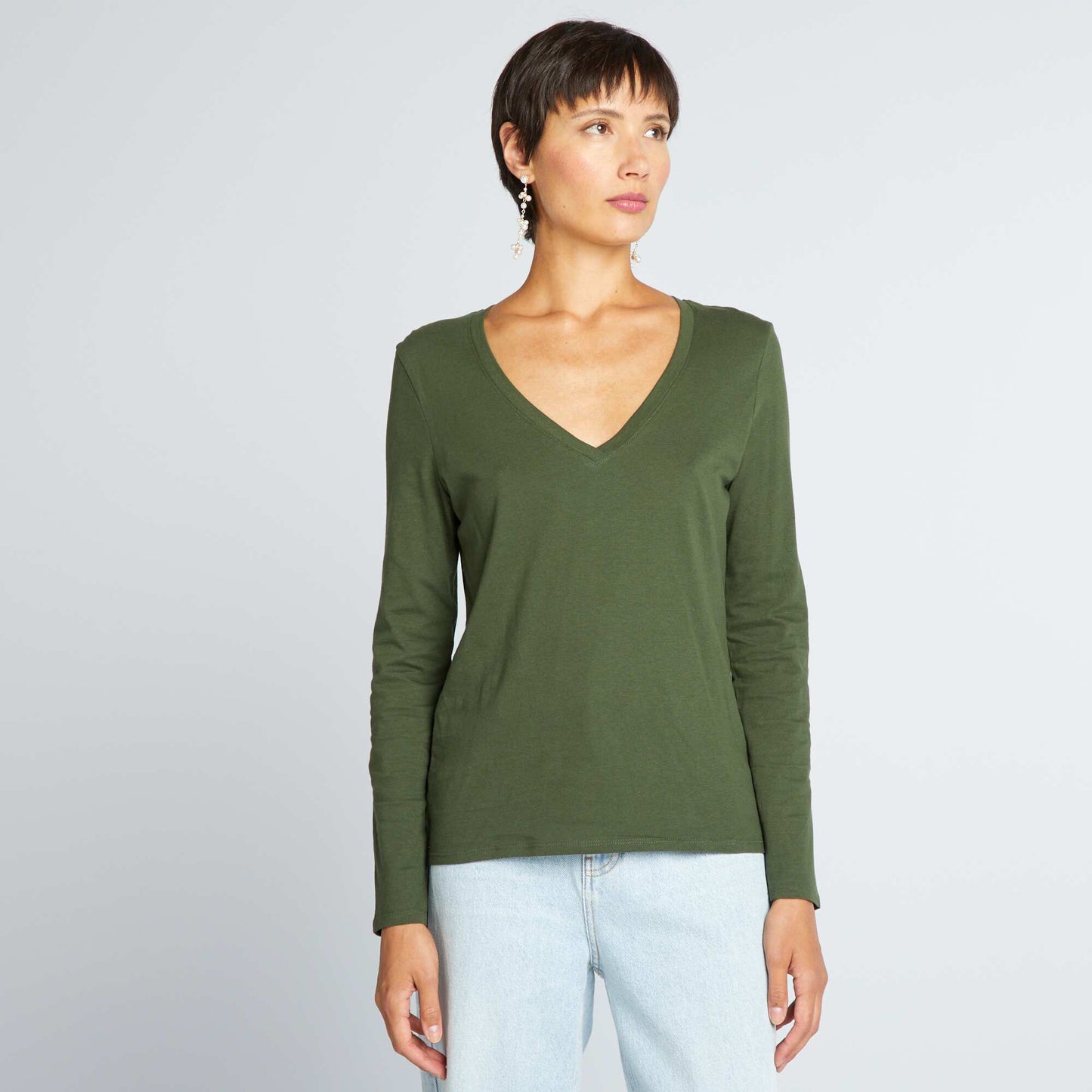 تيشرت الرقبة أخضر