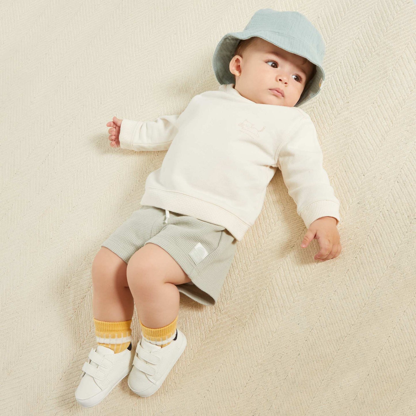 حذاء رياضي بلونين مع مشبك وعروة للإغلاق باللون الأبيض الثلجي