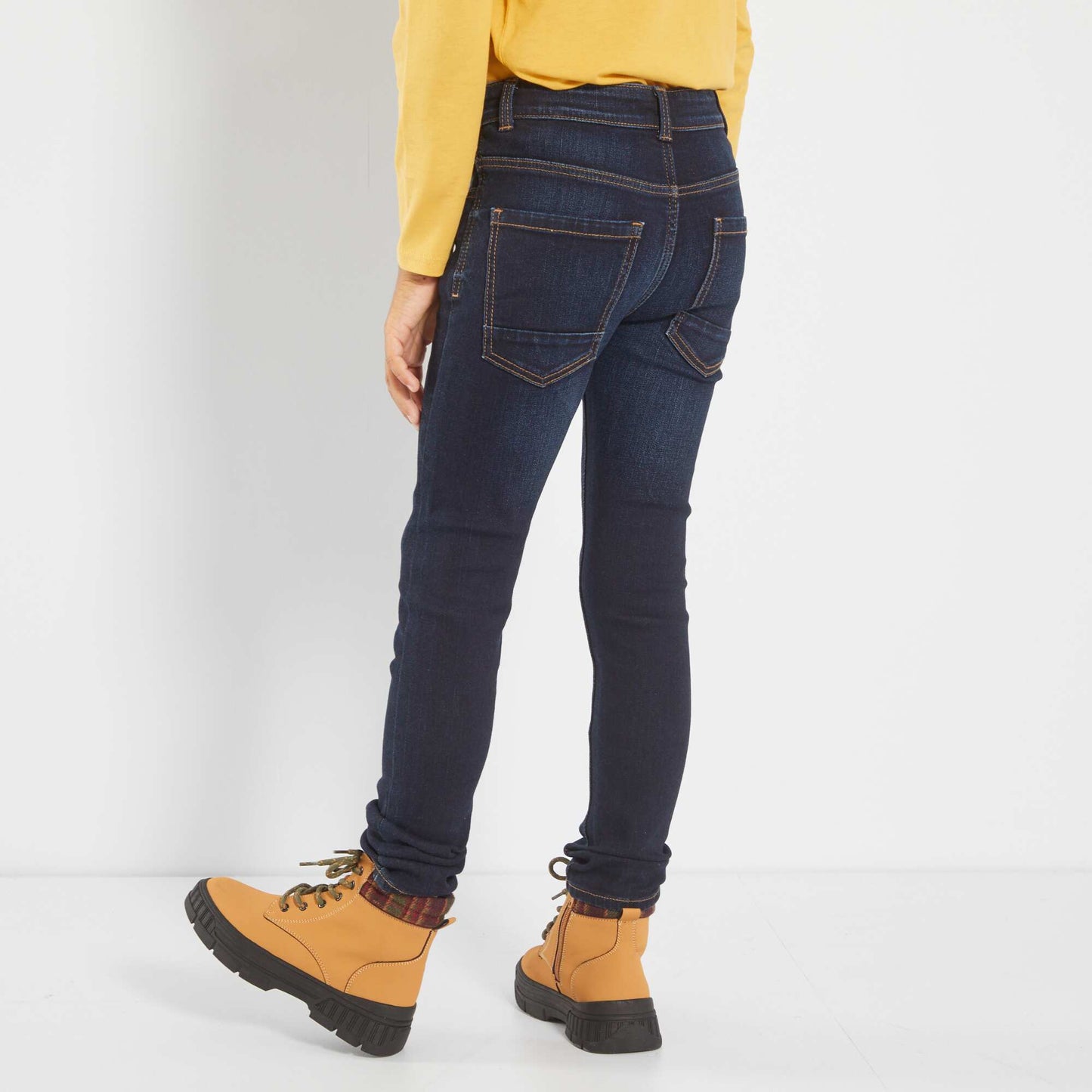 جينز ضيق أزرق