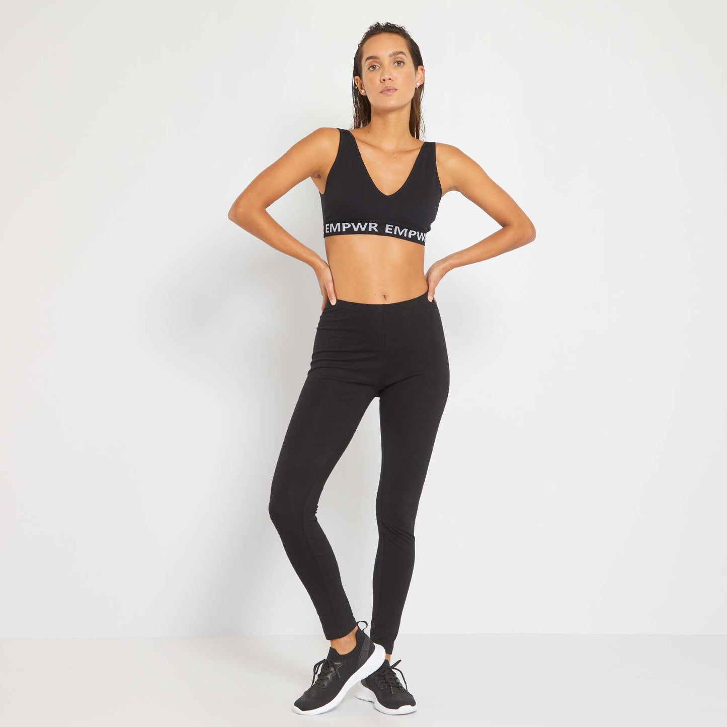 Sports bra with removable pre-formed cups Black