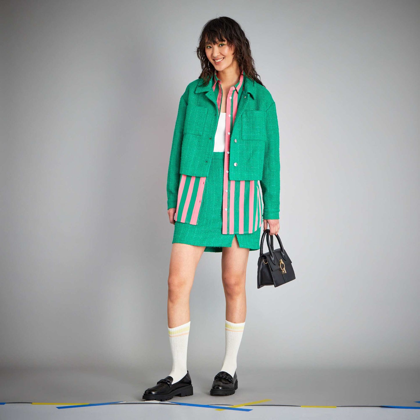 بدلة سوداء مضلعة محبوكة أبيض