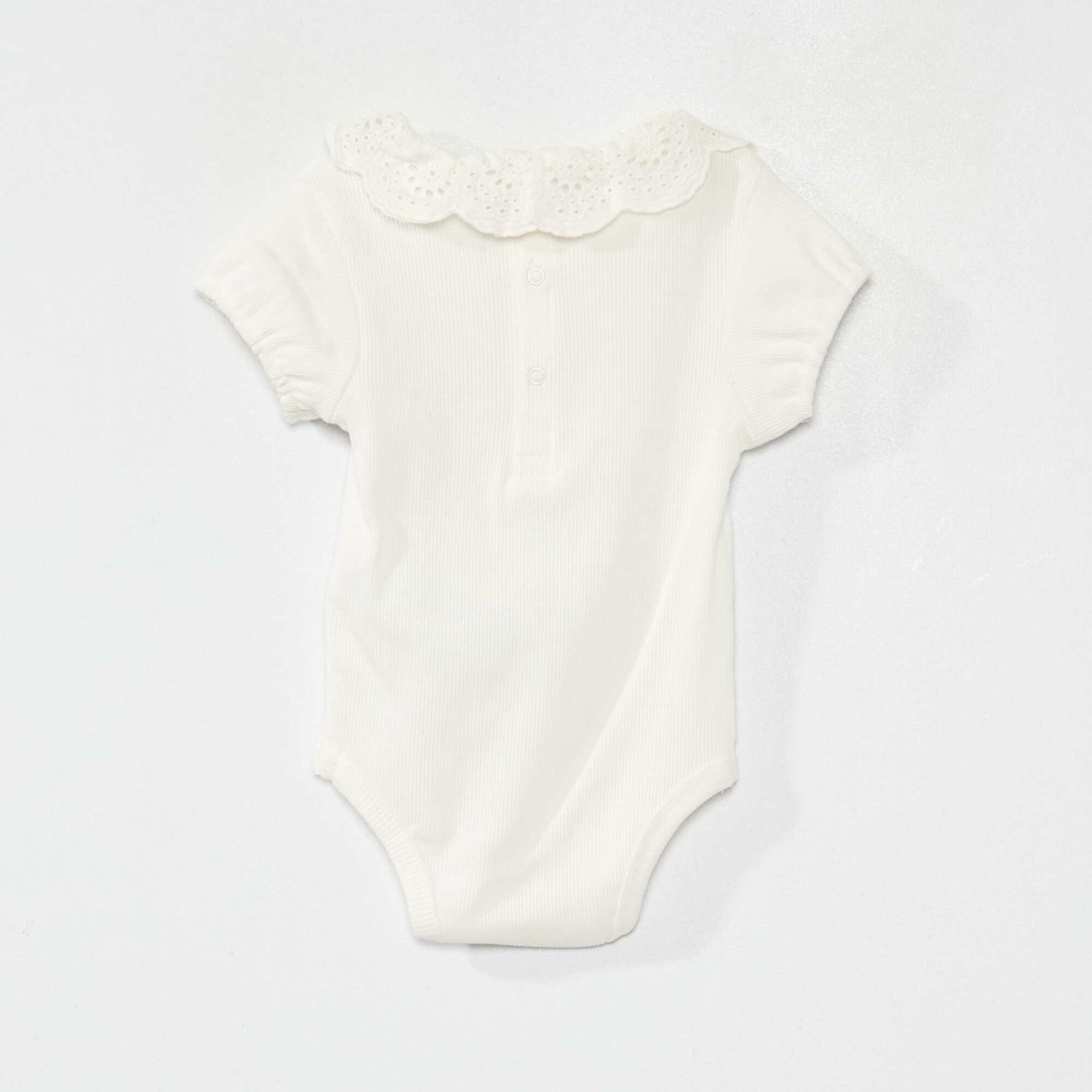 بذلة مع ياقة أنيقة بيضاء ناصعة