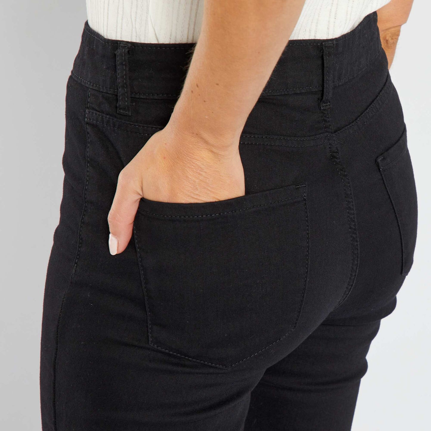 جينز ضيق/قصة ضيقة جدا باللون الأسود