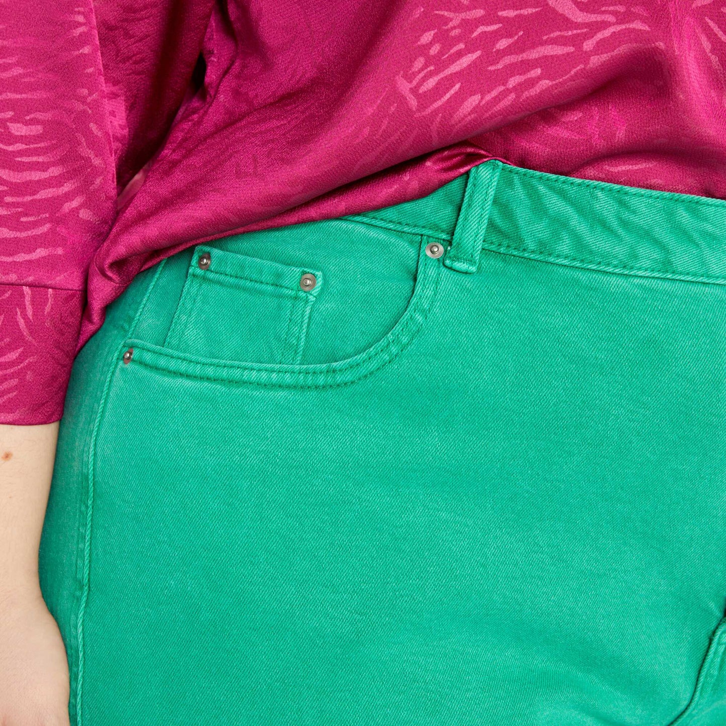 جينز مناسب للأم أخضر