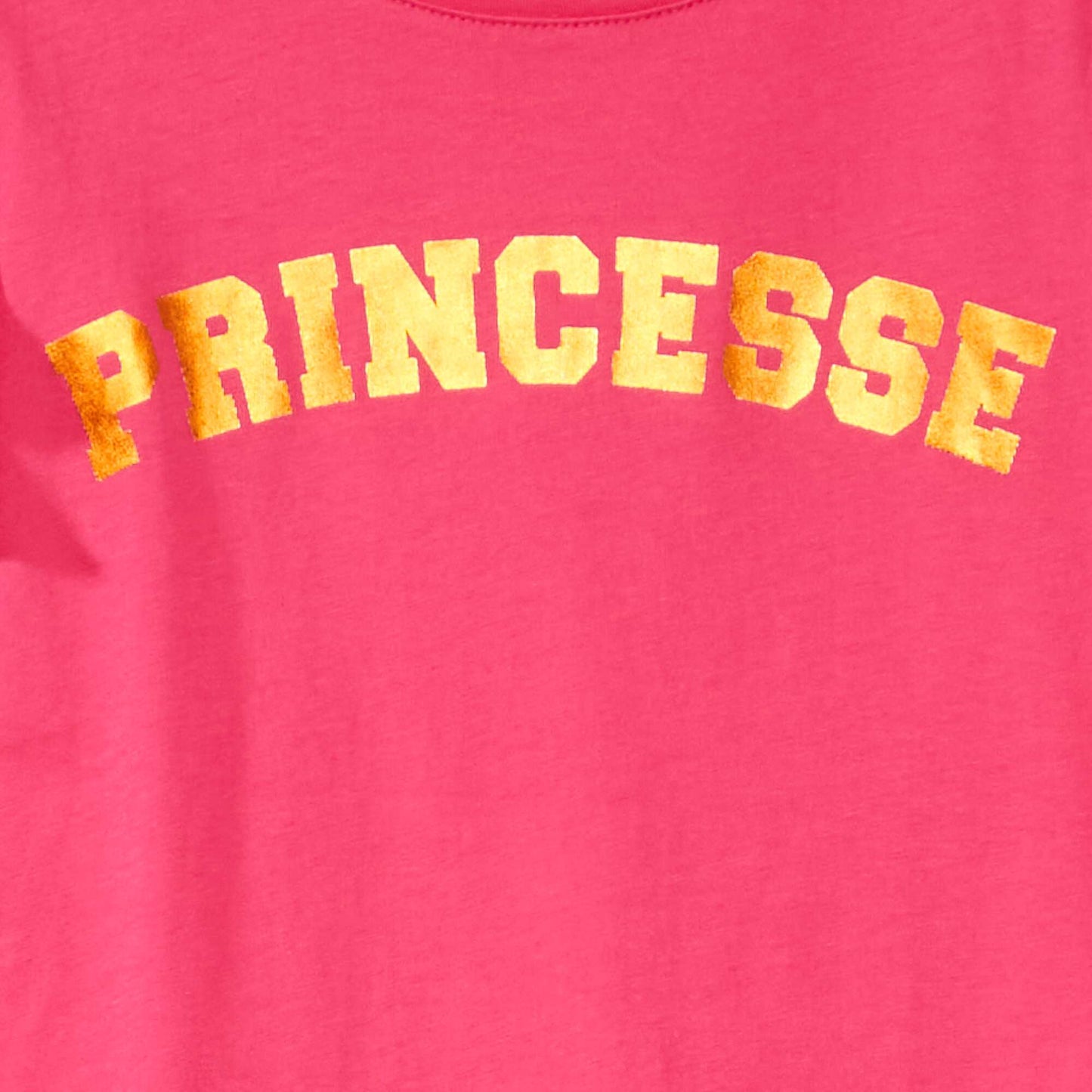 تي شيرت برقبة مستديرة وطبعة لطيفة باللون الوردي