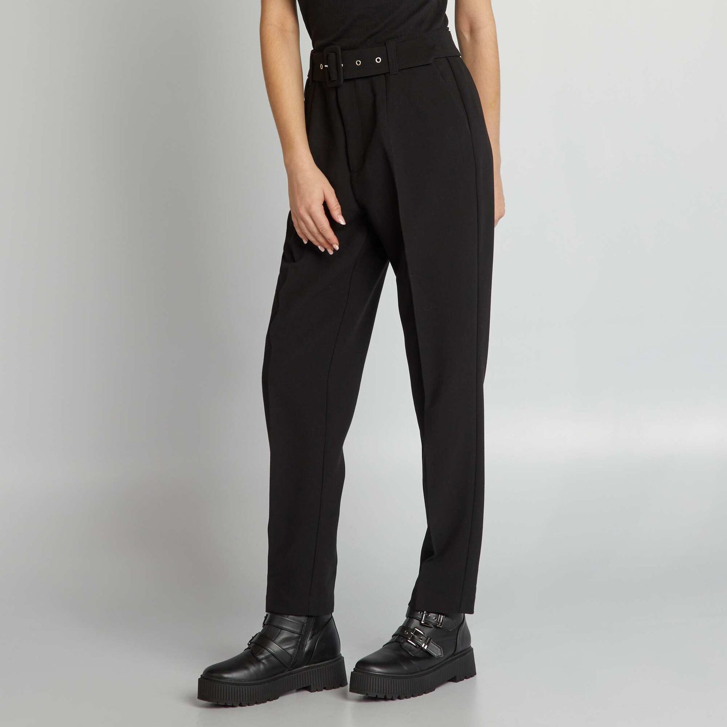 Flowing carrot trousers black