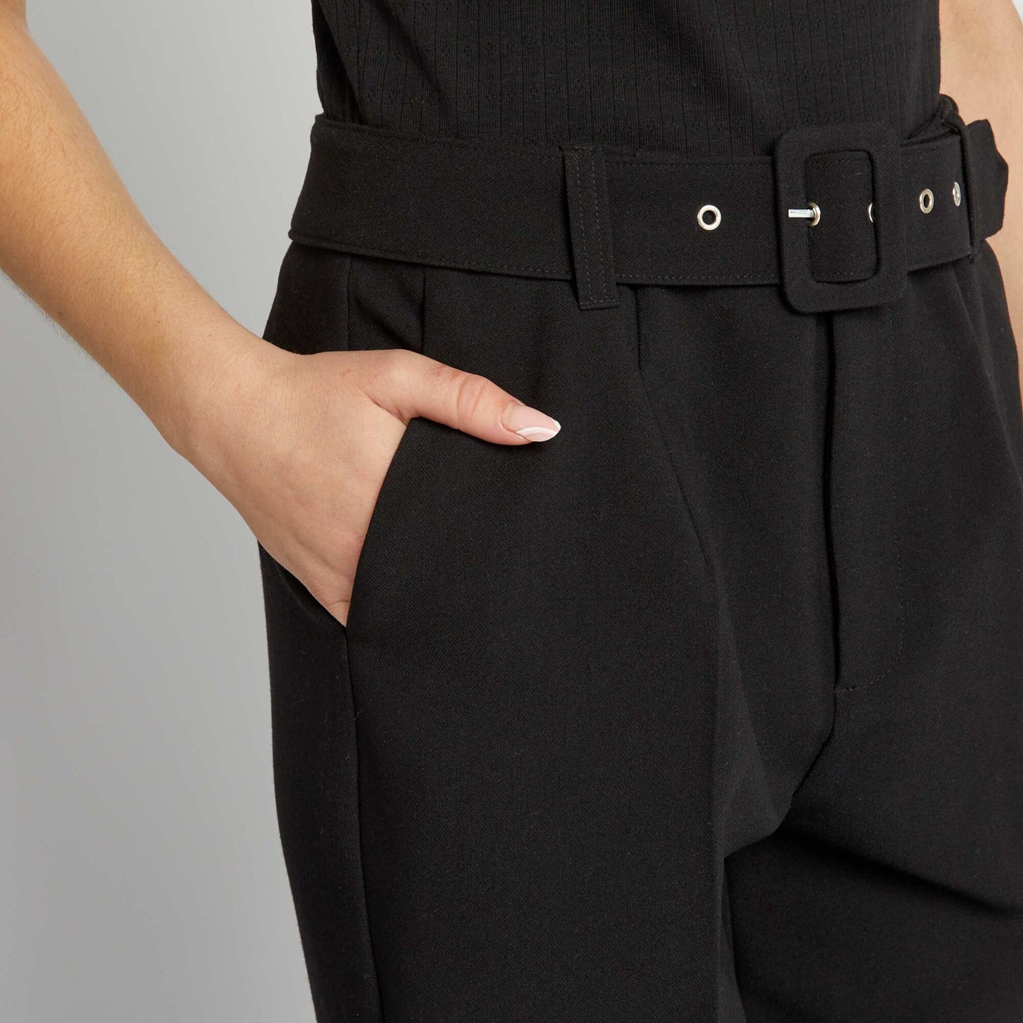 Flowing carrot trousers black